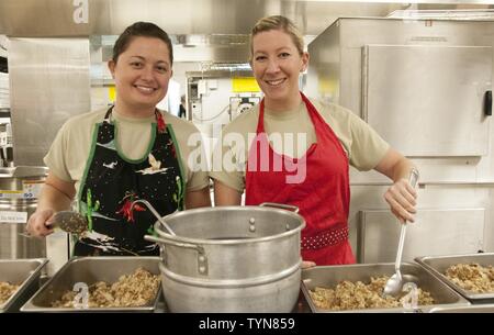 Verschlingen sie verschlingen! Happy Thanksgiving! Freiwillige aus der 104 Fighter Wing ein Thanksgiving Festmahl mit Hilfe der Gemeinschaft Partner für die lokalen Jungen und Mädchen Verein im westlichen Massachusetts vorbereiten! Tech Sgt. Lauren Gallagher und Senior Airman Kayla Gallagher von der 104 Fighter Wing, bereiten Füllung für die jährliche Tradition. Stockfoto