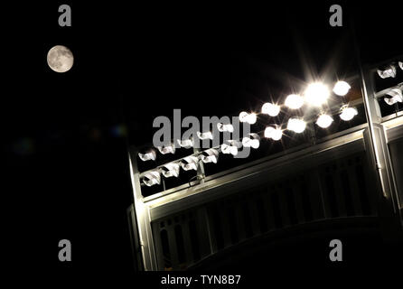 Ein voller Mond bewegt sich über die Lichter im rechten Feld, wie die New York Yankees spielen die Boston Red Sox im Yankee Stadium in New York City am 1. Oktober 2012. UPI/John angelillo Stockfoto