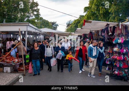 FARO, PORTUGAL - Oktober 2018: Kirmes event Santa Iria mit Spielen, Street Food, Fähre, Räder, Autoscooter und viele verschiedene Aktivitäten. Stockfoto