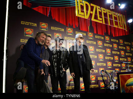 Led Zeppelin Band mit Robert Plant, John Paul Jones und Jimmy Page sind mit Jason Bonham auf einer Pressekonferenz nach einer erweiterten Überprüfung ihrer Konzert Film "Celebration Day" im MOMA in New York City, die am 9. Oktober 2012. UPI/John angelillo Stockfoto