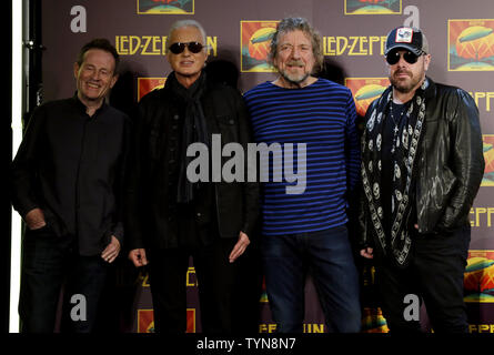 Led Zeppelin Bandmitglieder John Paul Jones, Jimmy Page, Robert Plant mit Jason Bonham auf einer Pressekonferenz nach einer erweiterten Überprüfung ihrer Konzert Film "Celebration Day" im MOMA in New York City, die am 9. Oktober 2012. UPI/John angelillo Stockfoto