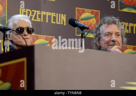 Zeppelin Bandmitglieder Robert Plant und Jimmy Page Led sprechen auf einer Pressekonferenz nach einer erweiterten Überprüfung ihrer Konzert Film "Celebration Day" im MOMA in New York City, die am 9. Oktober 2012. UPI/John angelillo Stockfoto