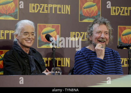 Zeppelin Bandmitglieder Robert Plant und Jimmy Page Led sprechen auf einer Pressekonferenz nach einer erweiterten Überprüfung ihrer Konzert Film "Celebration Day" im MOMA in New York City, die am 9. Oktober 2012. UPI/John angelillo Stockfoto