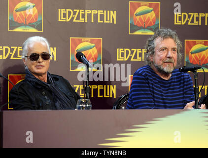 Zeppelin Bandmitglieder Robert Plant und Jimmy Page Led sprechen auf einer Pressekonferenz nach einer erweiterten Überprüfung ihrer Konzert Film "Celebration Day" im MOMA in New York City, die am 9. Oktober 2012. UPI/John angelillo Stockfoto