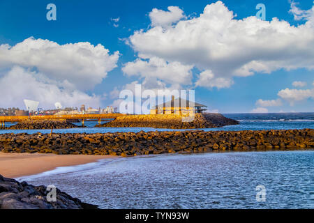 Schönen Sonnenuntergang am Strand mit rotem Sand vulkanischen Ursprungs. Es ist ein kleiner Hut über dem Wasser, Caleta de Fuste, Furteventura, Kanarische Inseln, Spanien. Stockfoto