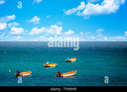 Exotische schöne marine Beach mit kleinen Booten auf blauem Wasser von Meer und Himmel mit weißen Wolken. Es ist in Fuerteventura, Kanarische Insel. Stockfoto