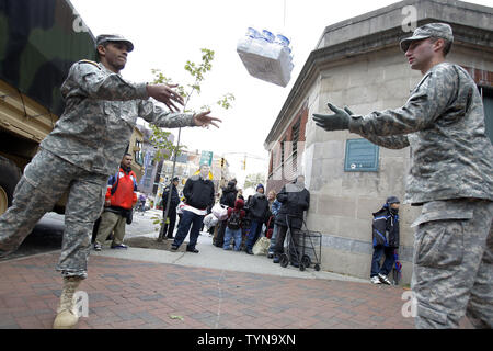 Truppen der U.S. Army National Guard bereitgestellt von Kingston New York liefern Fällen von Wasser zu sturmopfern auf der Lower East Side von Manhattan 3 Tage nach dem Hurrikan Sandy Hits im Nordosten der Vereinigten Staaten in New York City am 2. November 2012. Die Wirkung der Sandstrand links große Teile von New York City und New Jersey mit Power und Mass Transit und der Beamten an Consolidated Edison sagte, es könnte bis zu einer Woche vor power ist vollständig restauriert. UPI/John angelillo Stockfoto