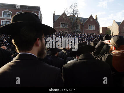 Rabbiner aus der Chabad-Lubavitch Bewegung des Judentums posieren für ein Gruppenfoto im Rahmen einer Versammlung von fast 3.000 Rabbiner aus der ganzen Welt am 11. November 2012 in New York City. Die Internationale Konferenz der Chabad-Lubavitch Abgesandte ist eine jährliche Veranstaltung zur Wiederbelebung jüdischen Bewusstsein und Praxis auf der ganzen Welt ausgerichtet. UPI/John angelillo Stockfoto