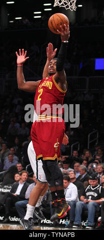 Cleveland Kavaliere guard Kyrie Irving (2) Stellt ein Schuss gegen Brooklyn Nets am Barclays Center in New York City am 13. November 2012. UPI/Nicole Süße Stockfoto
