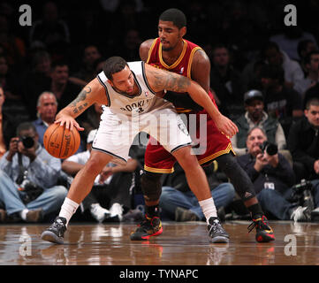 Brooklyn Nets guard Deron Williams (8) Sieht sich die Barclays Center in New York City am 13. November 2012 erhalten in den Warenkorb gegen Cleveland Kavaliere guard Kyrie Irving (2). UPI/Nicole Süße Stockfoto