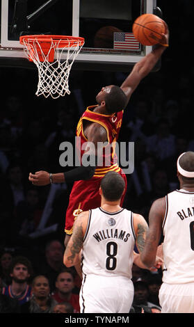 Cleveland Kavaliere guard Kyrie Irving (2) Macht ein Korb gegen Brooklyn Nets guard Deron Williams (8) und Brooklyn Nets Andray Blatche vorwärts (0) Während des 3. Quartals am Barclays Center in New York City am 13. November 2012. Netze schlagen die Kavaliere 114-101. UPI/Nicole Süße Stockfoto