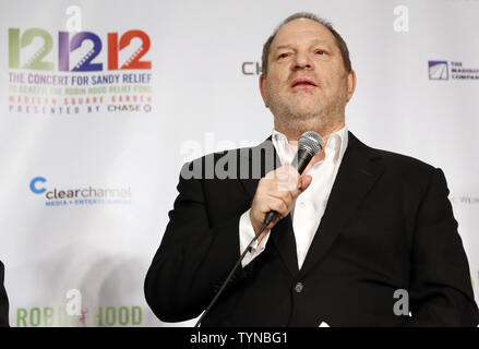 '12-12-12', das Konzert für Sandy Relief, event Produzent Harvey Weinstein spricht mit den Medien im Rahmen einer Pressekonferenz im Madison Square Garden in New York City am 7. Dezember 2012. Fast 2 Milliarden Menschen haben Zugang zum benefizkonzert über Fernsehen, Radio und Internet. UPI/John angelillo Stockfoto