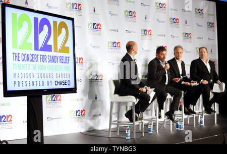 '12-12-12', das Konzert für Sandy Relief, event Produzenten James Dolan, John Sykes und Harvey Weinstein zusammen mit Robin Hood Foundation Executive Director David Saltzman (L) an die Medien im Rahmen einer Pressekonferenz im Madison Square Garden in New York City am 7. Dezember 2012 sprechen. Fast 2 Milliarden Menschen haben Zugang zum benefizkonzert über Fernsehen, Radio und Internet. UPI/John angelillo Stockfoto