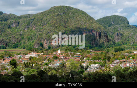 Ansicht der Stadt von Vinales mit mogotes hinter im Tal von Vinales, Provinz Pinar del Rio, Kuba, Karibik Stockfoto