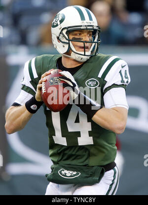 New York Jets Greg McElroy erhält einen Pass im ersten Quartal gegen die San Diego Chargers in Woche 16 der NFL Saison an MetLife Stadium in East Rutherford, New Jersey am 23. Dezember 2012 zu werfen. UPI/John angelillo Stockfoto
