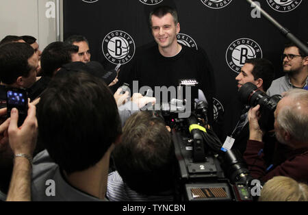 Brooklyn Nets Eigentümer Michail Prochorov spricht auf einer Pressekonferenz in der Halbzeit des Spiels gegen die Charlotte Bobcats am Barclays Center in New York City am 28. Dezember 2012. P.J. Carlesimo war Interim coach Donnerstag, wenn die Netze feuerte Avery Johnson ernannt. UPI/John angelillo Stockfoto