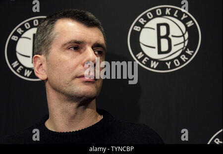 Brooklyn Nets Eigentümer Michail Prochorov spricht auf einer Pressekonferenz in der Halbzeit des Spiels gegen die Charlotte Bobcats am Barclays Center in New York City am 28. Dezember 2012. P.J. Carlesimo war Interim coach Donnerstag, wenn die Netze feuerte Avery Johnson ernannt. UPI/John angelillo Stockfoto