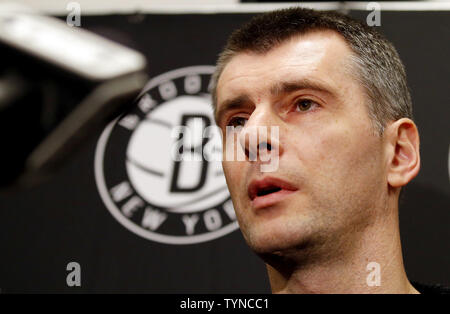 Brooklyn Nets Eigentümer Michail Prochorov spricht auf einer Pressekonferenz in der Halbzeit des Spiels gegen die Charlotte Bobcats am Barclays Center in New York City am 28. Dezember 2012. P.J. Carlesimo war Interim coach Donnerstag, wenn die Netze feuerte Avery Johnson ernannt. UPI/John angelillo Stockfoto