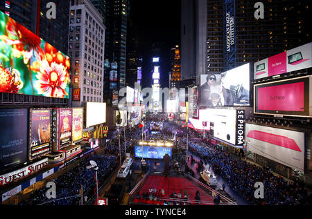 Tausende Teilnehmer sammeln und warten auf das neue Jahr an Silvester am Times Square in New York City am 31.Dezember, 2012 zu bringen. Seit 1904 Hunderttausende von Nachtschwärmer aus der ganzen Welt versammeln sich jährlich in New York City Times Square zu Silvester feiern. UPI/John angelillo Stockfoto