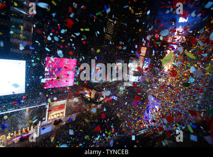 Konfetti fällt auf Tausende von Menschen um Mitternacht am Silvesterabend im Marriott Marquis am Times Square in New York City am 1. Januar 2013. Seit 1904 Hunderttausende von Nachtschwärmer aus der ganzen Welt versammeln sich jährlich in New York City Times Square zu Silvester feiern. UPI/John angelillo Stockfoto