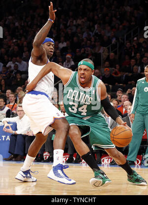 Boston Celtics Paul Pierce Antriebe durch New York Knicks Ronnie Brewer im ersten Quartal im Madison Square Garden in New York City am 7. Januar 2013. Die Celtics besiegt die Knicks 102-96. UPI/John angelillo Stockfoto