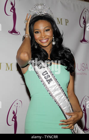 Fräulein USA Nana Meriwether auf der Bühne steht, nach der Krönung Zeremonie der neue Miss USA im Trump Tower in New York City am 9. Januar 2013. Nana Meriwether erster Zweiter in der Miss USA Pageant, übernimmt Miss USA Herrschaft nach Olivia Culpo der Miss Universe Titel 2012 gewonnen. UPI/John angelillo Stockfoto