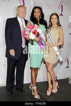 Fräulein USA Nana Meriwether, Donald Trump und Miss Universe Olivia Culpo stehen auf der Bühne für die Krönung Zeremonie der neue Miss USA im Trump Tower in New York City am 9. Januar 2013. Nana Meriwether erster Zweiter in der Miss USA Pageant, übernimmt Miss USA Herrschaft nach Olivia Culpo der Miss Universe Titel 2012 gewonnen. UPI/John angelillo Stockfoto