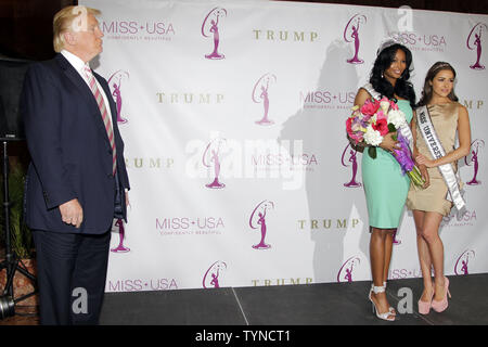 Fräulein USA Nana Meriwether, Donald Trump und Miss Universe Olivia Culpo stehen auf der Bühne für die Krönung Zeremonie der neue Miss USA im Trump Tower in New York City am 9. Januar 2013. Nana Meriwether erster Zweiter in der Miss USA Pageant, übernimmt Miss USA Herrschaft nach Olivia Culpo der Miss Universe Titel 2012 gewonnen. UPI/John angelillo Stockfoto