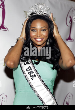 Fräulein USA Nana Meriwether auf der Bühne steht, nach der Krönung Zeremonie der neue Miss USA im Trump Tower in New York City am 9. Januar 2013. Nana Meriwether erster Zweiter in der Miss USA Pageant, übernimmt Miss USA Herrschaft nach Olivia Culpo der Miss Universe Titel 2012 gewonnen. UPI/John angelillo Stockfoto