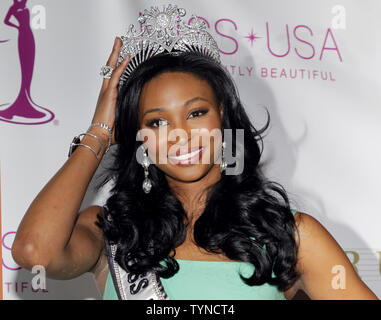 Fräulein USA Nana Meriwether auf der Bühne steht, nach der Krönung Zeremonie der neue Miss USA im Trump Tower in New York City am 9. Januar 2013. Nana Meriwether erster Zweiter in der Miss USA Pageant, übernimmt Miss USA Herrschaft nach Olivia Culpo der Miss Universe Titel 2012 gewonnen. UPI/John angelillo Stockfoto