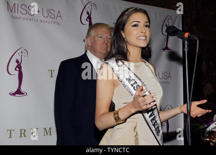 Donald Trump auf der Bühne steht, während Miss Universum Olivia Culpo vor der Krönung Zeremonie der neue Miss USA im Trump Tower in New York City am 9. Januar 2013 spricht. Nana Meriwether erster Zweiter in der Miss USA Pageant, übernimmt Miss USA Herrschaft nach Olivia Culpo der Miss Universe Titel 2012 gewonnen. UPI/John angelillo Stockfoto