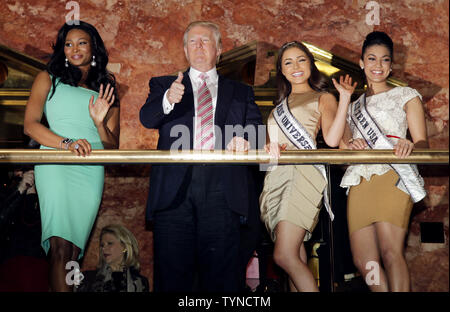 Fräulein USA Nana Meriwether, Donald Trump, Miss Universe Olivia Culpo und Miss Teen USA Logan West kommen an der Krönung der Spatenstich für die neue Miss USA im Trump Tower in New York City am 9. Januar 2013. Nana Meriwether erster Zweiter in der Miss USA Pageant, übernimmt Miss USA Herrschaft nach Olivia Culpo der Miss Universe Titel 2012 gewonnen. UPI/John angelillo Stockfoto