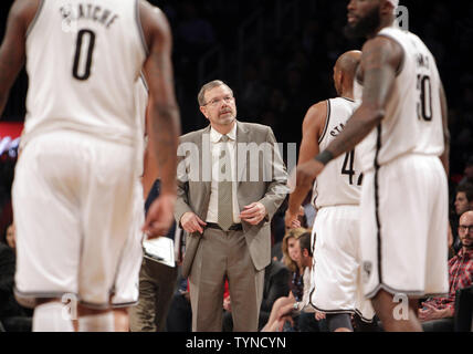 Brooklyn Nets Haupttrainer P.J. Carlesimo wartet mit seinem Team bei einem time out ist in der ersten Hälfte gegen die Toronto Raptors in der Barclays Center in New York City gerufen, am 15. Januar 2013 zu sprechen. UPI/John angelillo Stockfoto