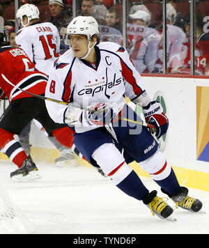 Washington Capitals Alex Ovechkin skates hinter dem Tor in der ersten Periode gegen die New Jersey Devils im Prudential Center in Newark, New Jersey am 25. Januar 2013. UPI/John angelillo Stockfoto