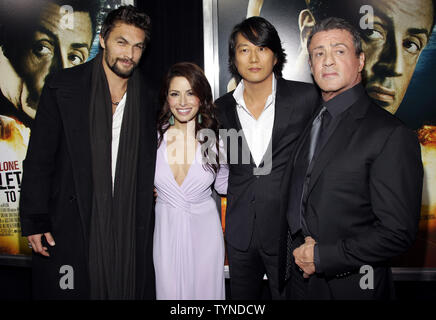 Jason Momoa, Sarah Shahi, Sung Kang und Sylvester Stallone ankommen auf dem roten Teppich an der Kugel in den Kopf Premiere auf AMC Lincoln Square in New York City am 29. Januar 2013. UPI/John angelillo Stockfoto