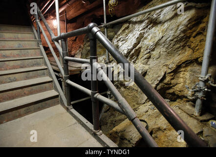 Eine Treppe, Schnitt durch Manhattan Grundgestein sitzt in einem sub Untergeschoss von Grand Central Terminal einen Tag vor dem Grand Central Terminal Centennial celebration in New York City am 31. Januar 2013. Grand Central ist die Weltgrößte Train Terminal mit 45 Anschluss Plattformen und 63 Titel. UPI/John angelillo Stockfoto