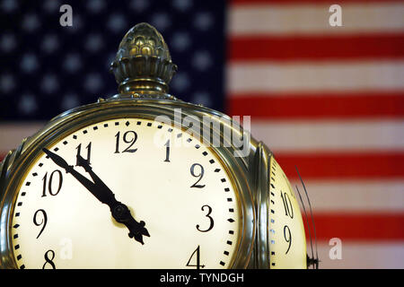 Die Grand Central Terminal Uhr sitzt über den Informationsstand in der Mitte des Bahnsteigs einen Tag vor dem Grand Central Terminal Centennial celebration in New York City am 31. Januar 2013. Grand Central ist die Weltgrößte Train Terminal mit 45 Anschluss Plattformen und 63 Titel. UPI/John angelillo Stockfoto