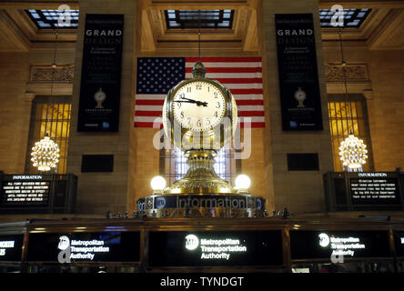 Die Grand Central Terminal Uhr sitzt über den Informationsstand in der Mitte des Bahnsteigs einen Tag vor dem Grand Central Terminal Centennial celebration in New York City am 31. Januar 2013. Grand Central ist die Weltgrößte Train Terminal mit 45 Anschluss Plattformen und 63 Titel. UPI/John angelillo Stockfoto