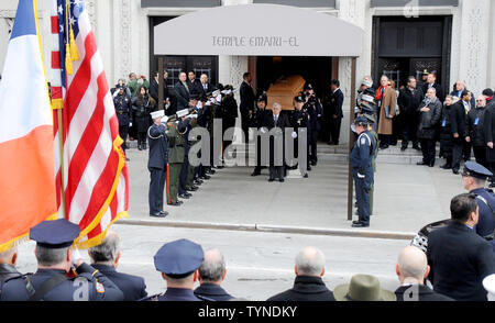 Pallbearers tragen den Sarg der ehemalige New Yorker Bürgermeister Edward Koch zu einem leichenwagen nach seiner Beerdigung im Temple Emanu-El in New York City am 4. Februar 2013. Koch starb Freitag der Herzinsuffizienz im Alter von 88 Jahren. UPI/Dennis Van Tine Stockfoto