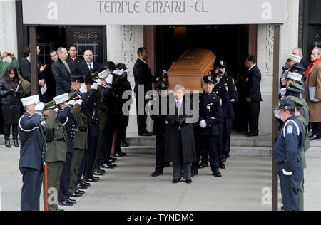 Pallbearers tragen den Sarg der ehemalige New Yorker Bürgermeister Edward Koch zu einem leichenwagen nach seiner Beerdigung im Temple Emanu-El in New York City am 4. Februar 2013. Koch starb Freitag der Herzinsuffizienz im Alter von 88 Jahren. UPI/Dennis Van Tine Stockfoto