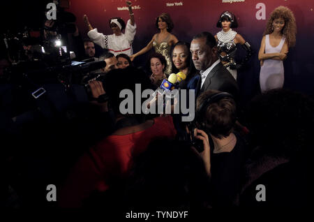 Pat Houston und Gary Houston sprechen zu den Medien nach vier Wachsfiguren von Pop-ikone Whitney Houston zum ersten Mal bei Madame Tussauds in New York City am 7. Februar 2013 vorgestellt werden. Die vier Whitney Houston Wachsfiguren werden in jeder der vier US-Madame Tussauds in New York City, Washington D.C., Hollywood und Las Vegas installiert werden. UPI/John angelillo Stockfoto