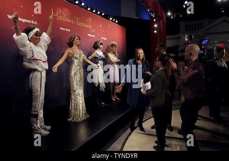 Pat Houston und Gary Houston sprechen zu den Medien nach vier Wachsfiguren von Pop-ikone Whitney Houston zum ersten Mal bei Madame Tussauds in New York City am 7. Februar 2013 vorgestellt werden. Die vier Whitney Houston Wachsfiguren werden in jeder der vier US-Madame Tussauds in New York City, Washington D.C., Hollywood und Las Vegas installiert werden. UPI/John angelillo Stockfoto