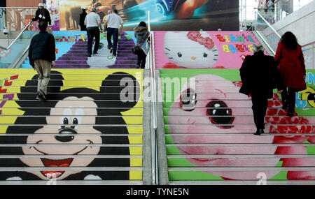 Treppen display Spielzeug Förderung ads an die 110. jährliche American International Toy Fair im Jacob Javits Center am 10. Februar 2013 in New York City statt. UPI/Monika Graff Stockfoto