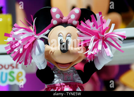 Die neuen Cheerleader Minnie Mouse wird Vorgestellt auf der 110 jährlichen American International Toy Fair gehalten im Jacob Javits Center am 10. Februar 2013 in New York City. UPI/Monika Graff Stockfoto