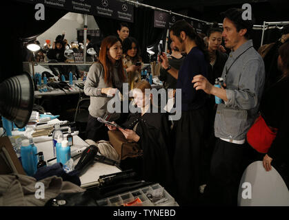 Ein Modell erhält backstage bereit ist, bevor die Vera Wang Fashion Show im Herbst 2013 Sammlungen von Mercedes-Benz Fashion Week am Lincoln Center in New York City am 12. Februar, 2013. UPI/John angelillo Stockfoto