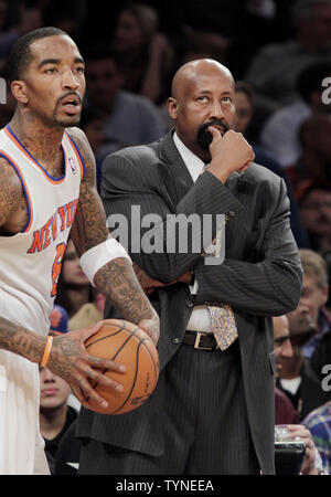 New York Knicks Head Coach Mike Woodsen steht in der Nähe der Sitzbank als J.R. SMith bringt den Ball in in der zweiten Hälfte gegen die Toronto Raptors im Madison Square Garden in New York City am 13. Februar 2013. Die Raptors besiegten die Knicks 92-88. UPI/John angelillo Stockfoto