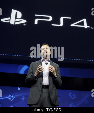 President und Group CEO von Sony Computer Entertainment Andrew House spricht auf der Bühne bei der Ankündigung der neuen Sony Playstation 4 im Manhattan Center in New York City am 20. Februar 2013. Die neue PS4 ist in der Saison 2013 noch in diesem Jahr veröffentlicht werden. UPI/John angelillo Stockfoto