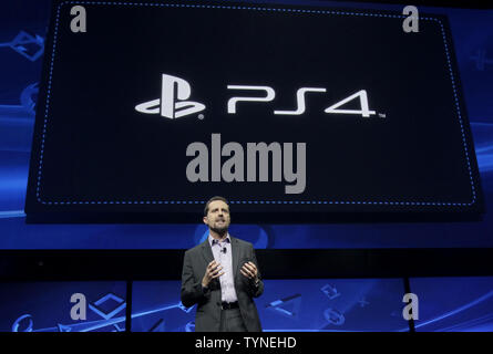 President und Group CEO von Sony Computer Entertainment Andrew House spricht auf der Bühne bei der Ankündigung der neuen Sony Playstation 4 im Manhattan Center in New York City am 20. Februar 2013. Die neue PS4 ist in der Saison 2013 noch in diesem Jahr veröffentlicht werden. UPI/John angelillo Stockfoto