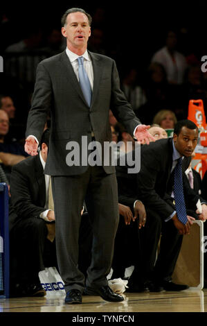 Pittsburgh's Head Coach Jamie Dixon reagiert, nachdem seine Mannschaft gibt einen Korb, wie Sie auf Syrakus in der zweiten Hälfte des NCAA Basketball Championship Big East im Madison Square Garden in New York City am 14. März 2013 dauern. Syrakus gewann 62 bis 59. UPI/Monika Graff Stockfoto