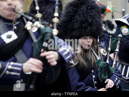 Die Teilnehmer des St. Patrick's Day Parade von März bis Fifth Avenue in New York City am 16. März 2012. In New York, die massiven Parade, die die Vereinigten Staaten vorgelagert ist, wurde von 750 Mitglieder der New York Army National Guard geführt. UPI/John angelillo Stockfoto